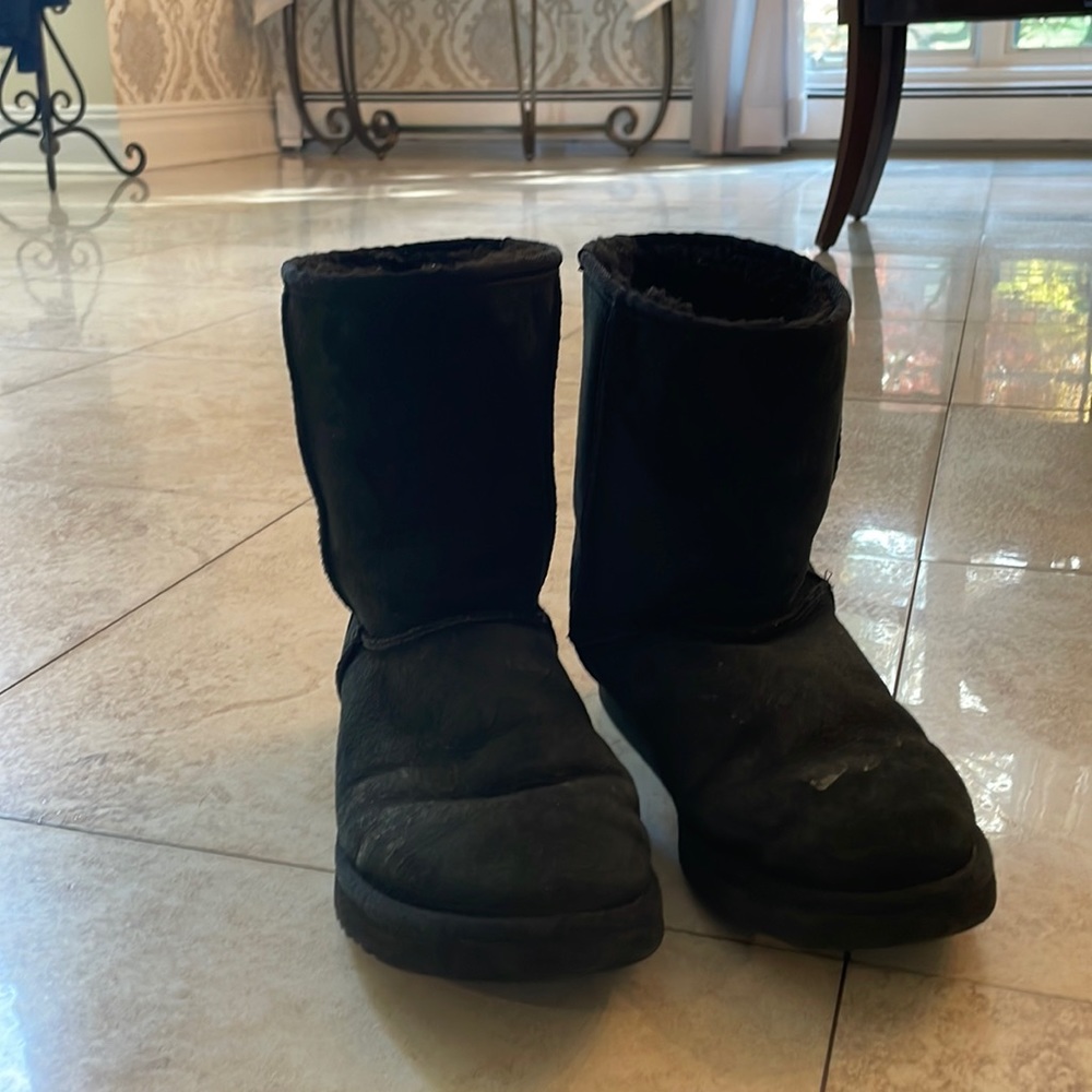 Classic short black Ugg boots size 9
